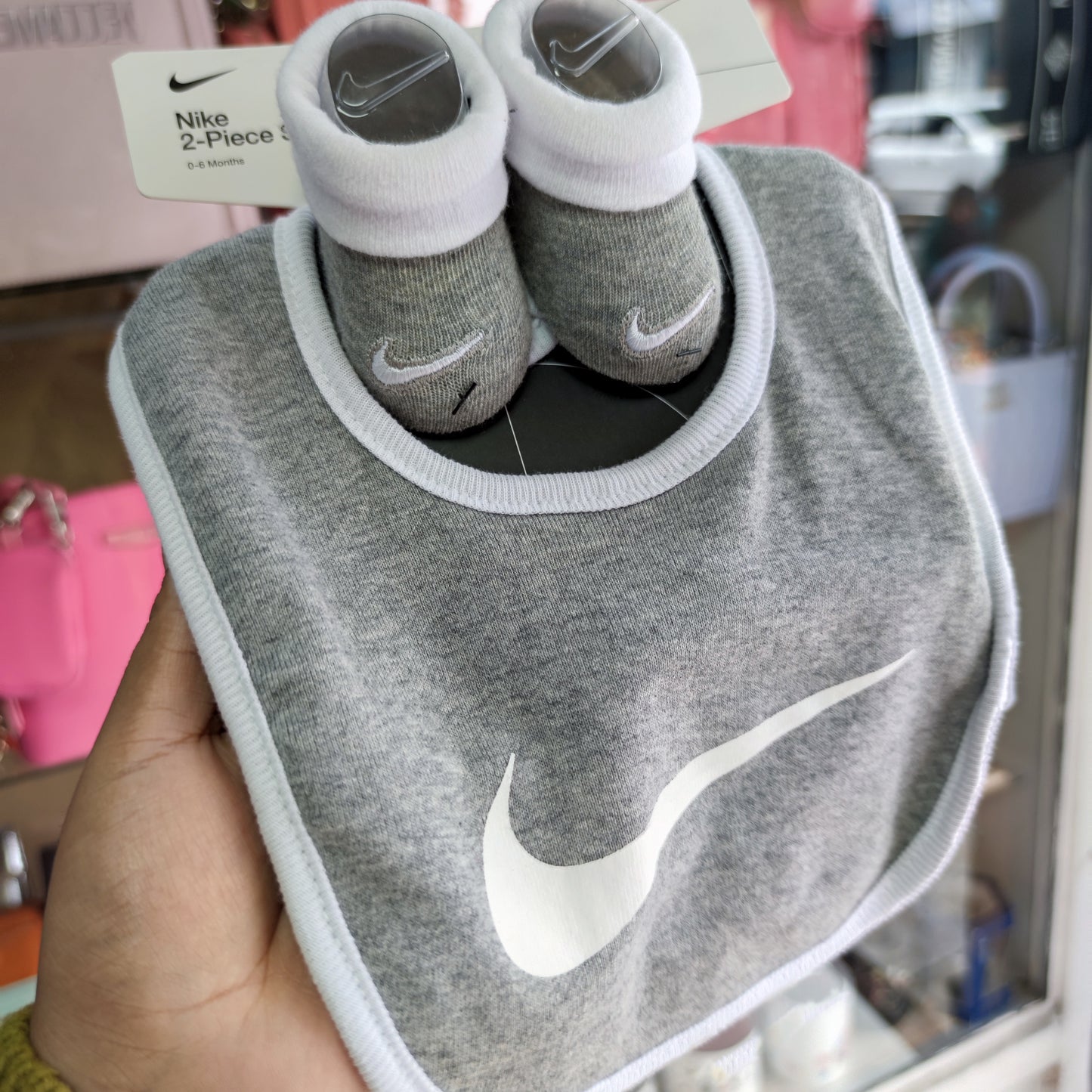 Babero + botas Nike talla 0/6 meses
