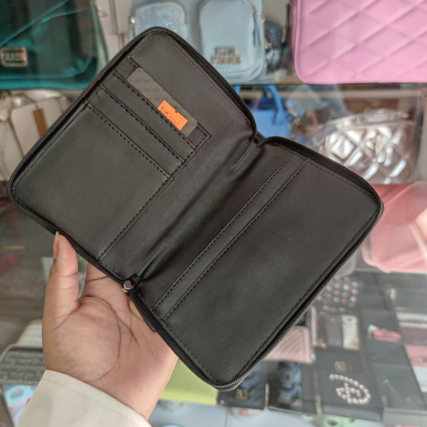 Portapasaporte Guess