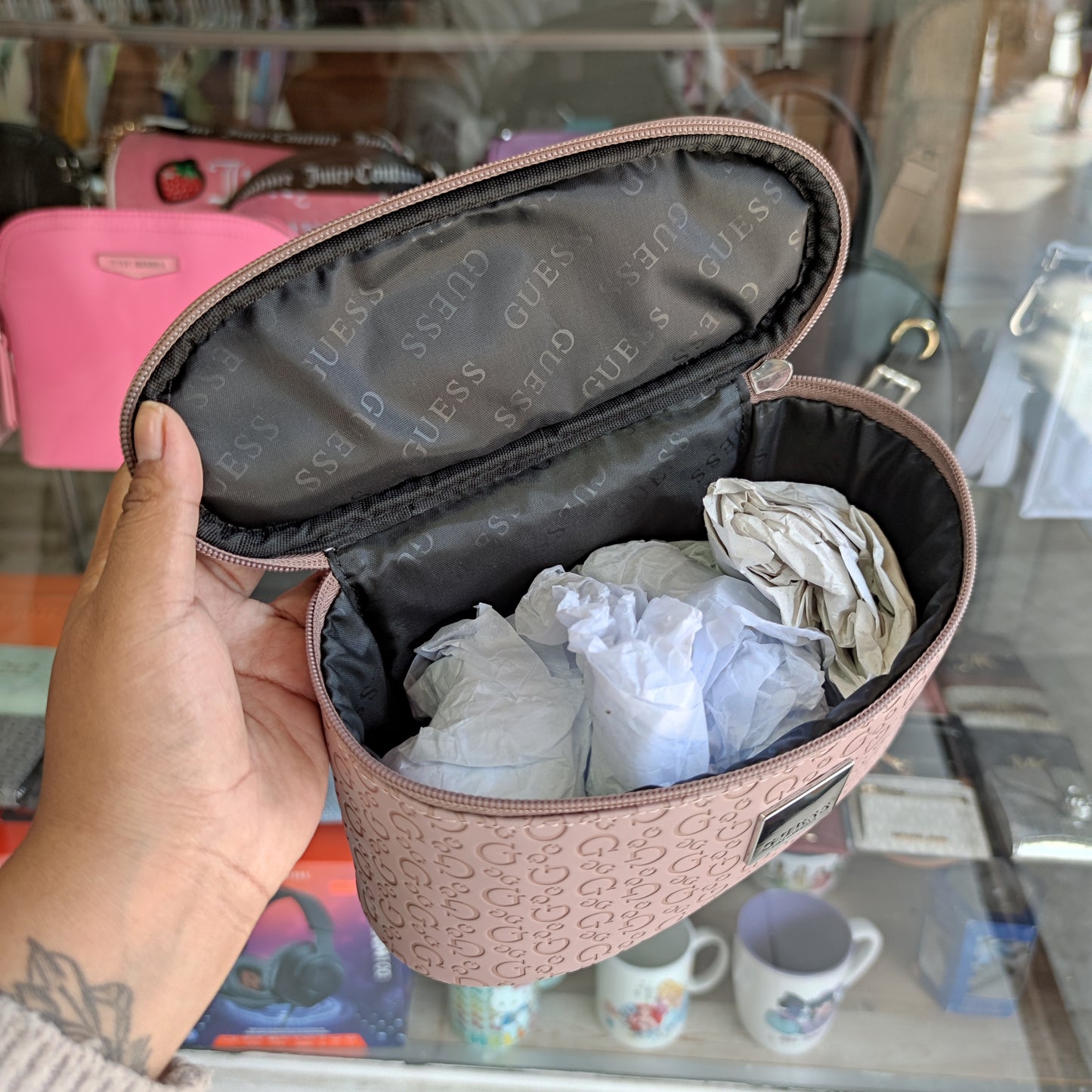 Cosmetiquero pequeño Guess