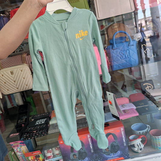Enterito Nike talla 0/3 meses