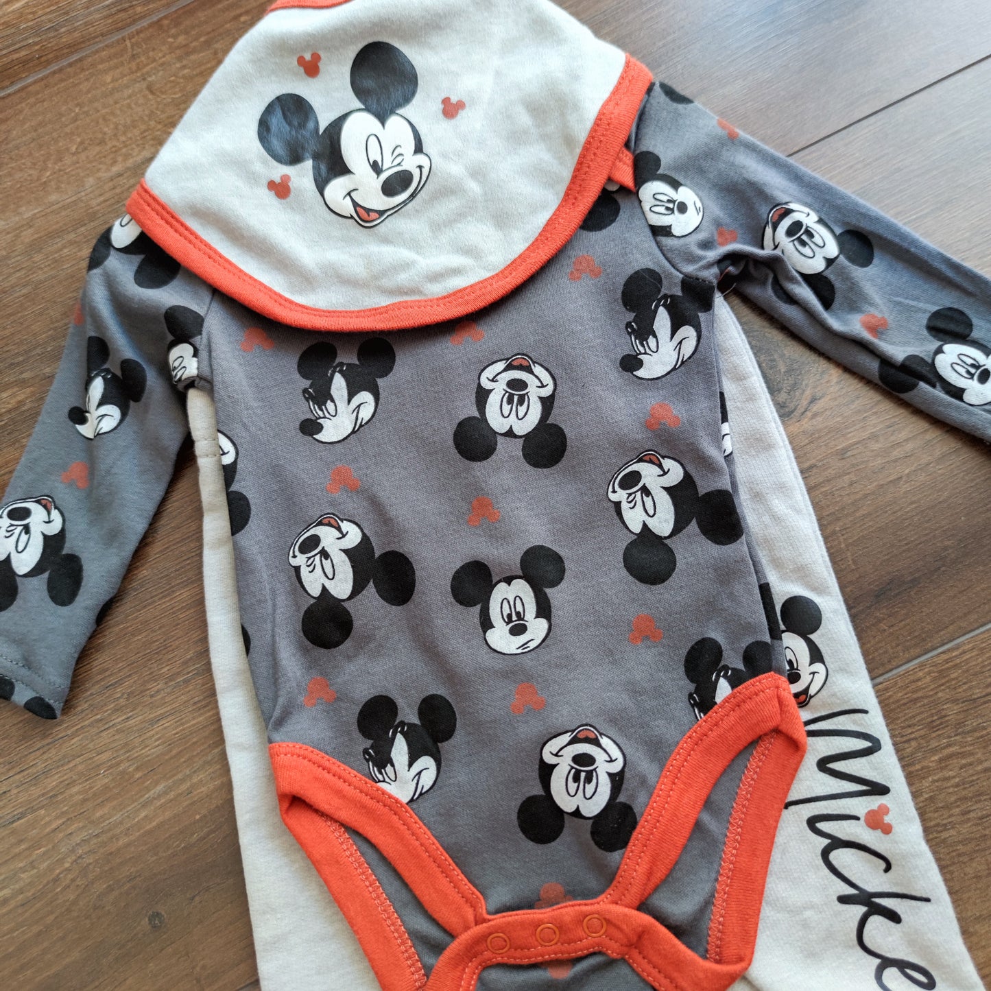 Set 3 piezas Mickey mouse Disney 6/9 meses