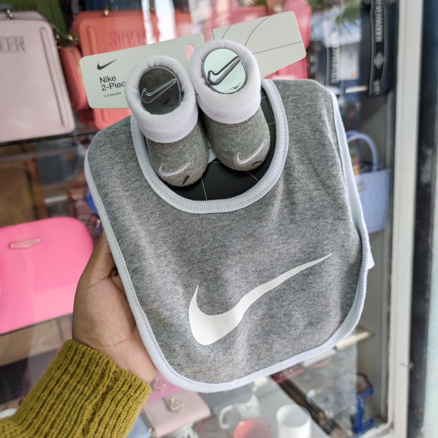 Babero + botas Nike talla 0/6 meses