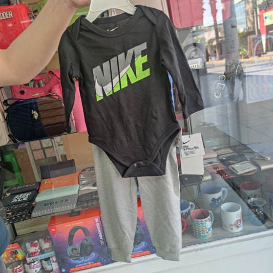 Conjunto Nike talla 9 meses
