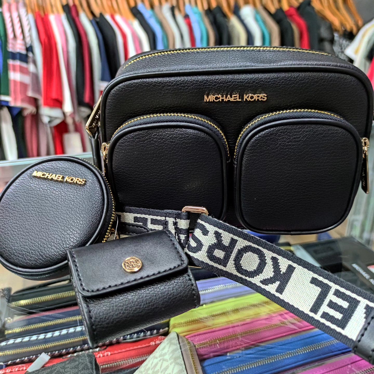 Crossbody, monedero y porta airpod Michael kors