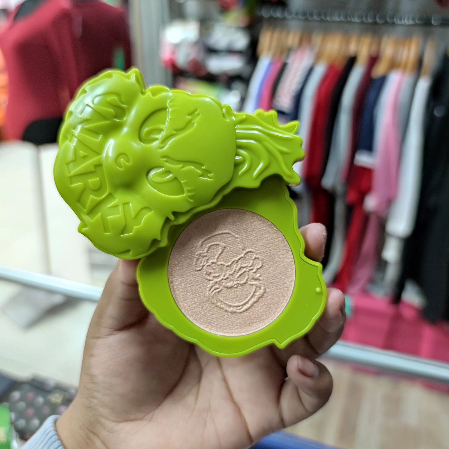 Iluminador espejo Makeup revolution x Grinch