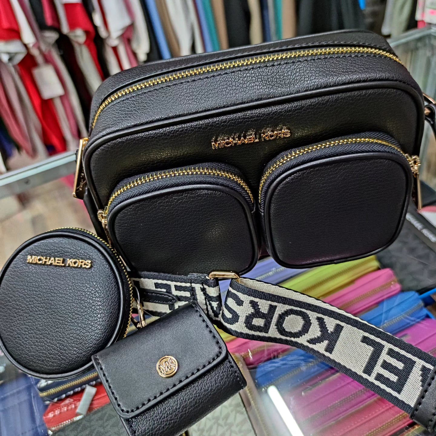 Crossbody, monedero y porta airpod Michael kors