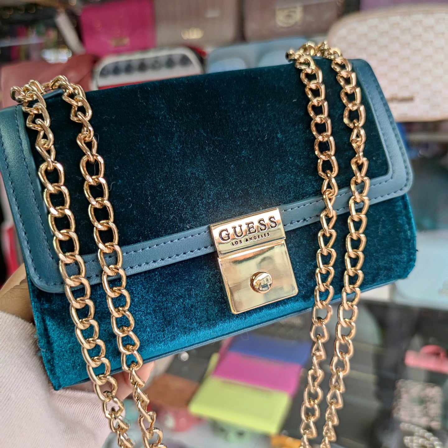 Crossbody pequeño Guess (detalle)