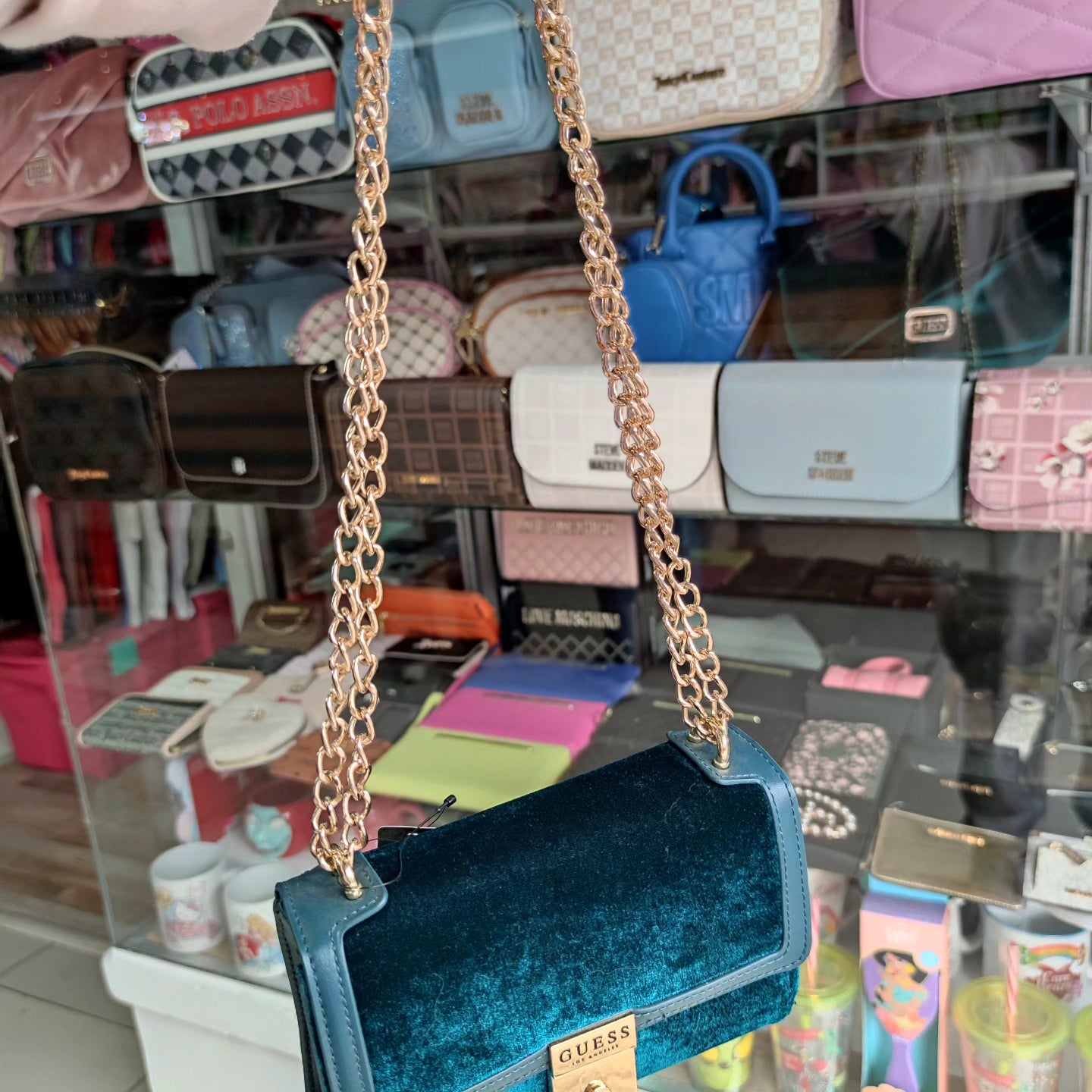 Crossbody pequeño Guess (detalle)