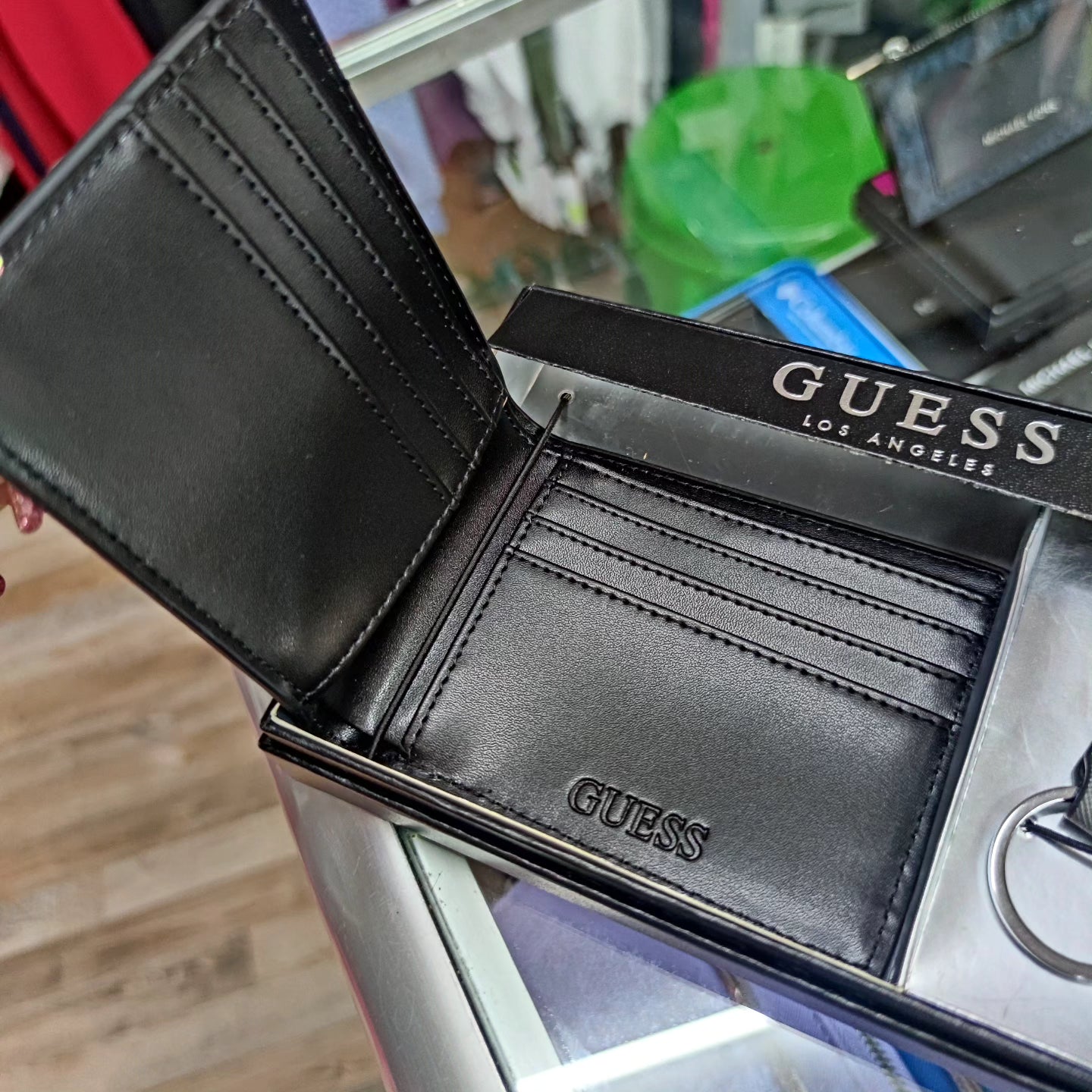 Billetera hombre+llavero GUESS