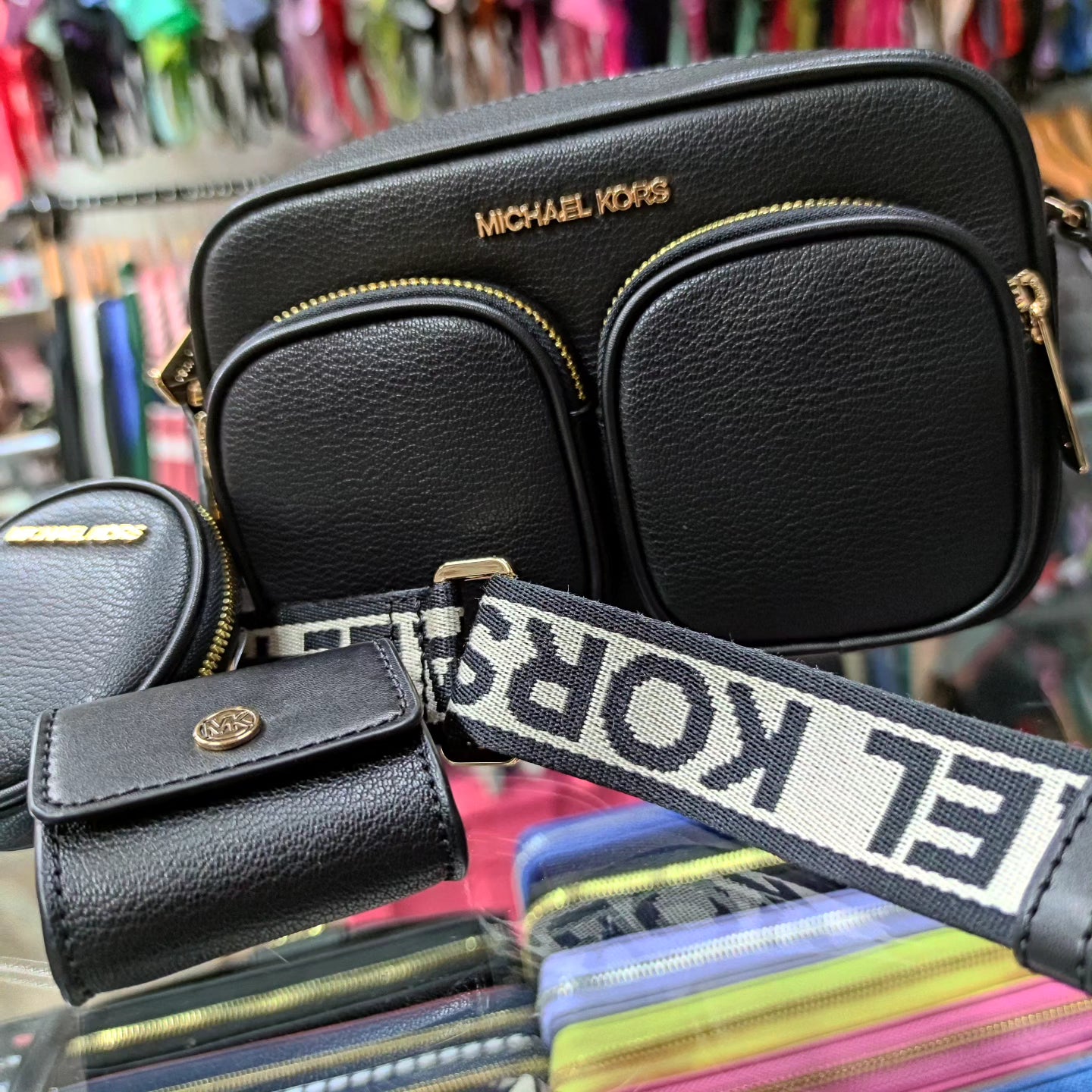 Crossbody, monedero y porta airpod Michael kors