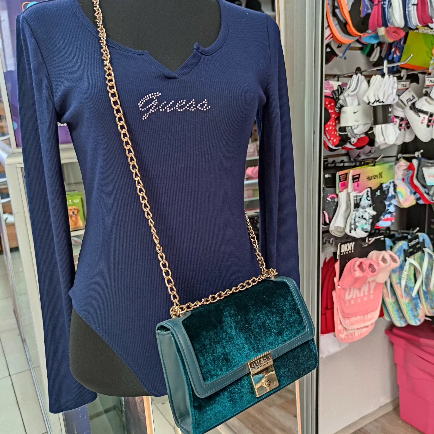 Crossbody pequeño Guess (detalle)