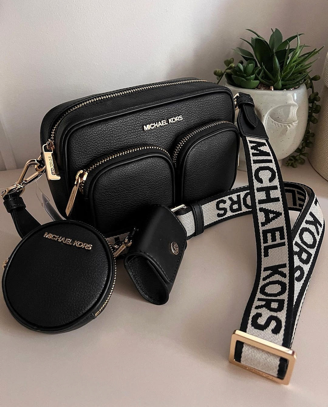 Crossbody, monedero y porta airpod Michael kors